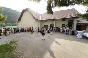 Praznik Mirna, Trebanjske mazorte in obiskovalci pred prireditvijo, foto Franc Pepelnak Pep (1)